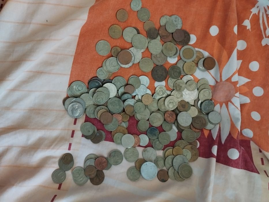 Різні монети з різних країн світу старі