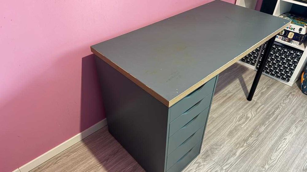 Biurko IKEA ALEX z szufladami i szarym blatem