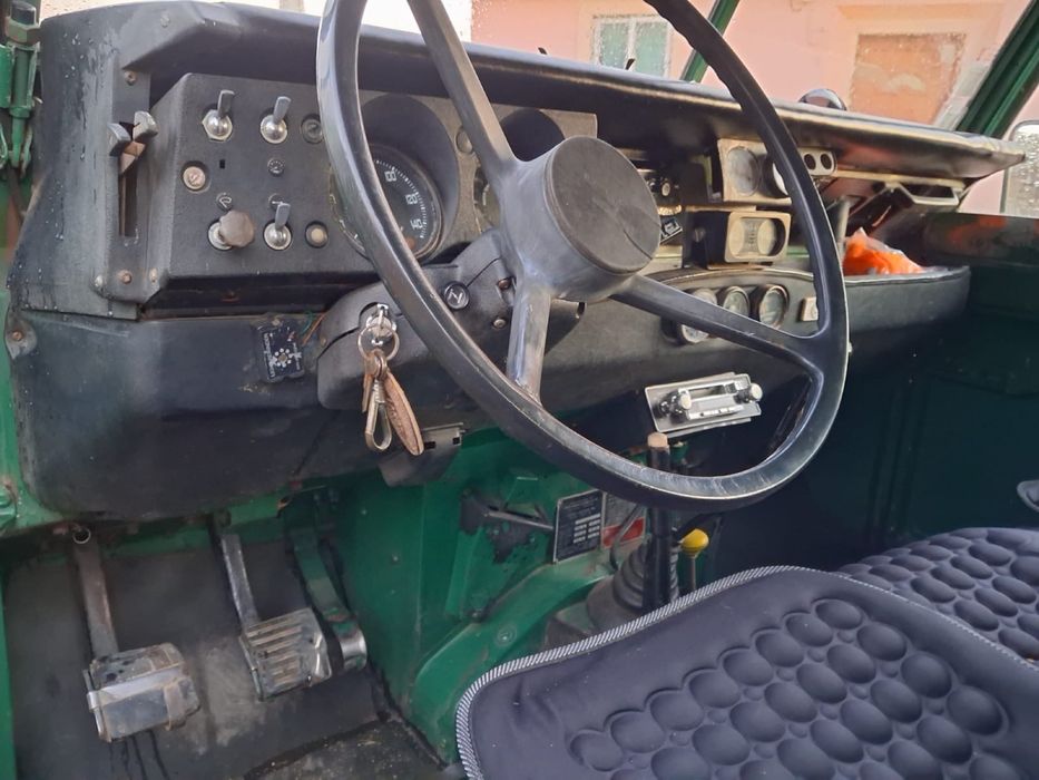TT em  bom estado geral  a andar está casa aldeia faz em media300Km ano interiores sem defeitos  3 lug. DUA tem bancos atras 2X2. esfera reboque