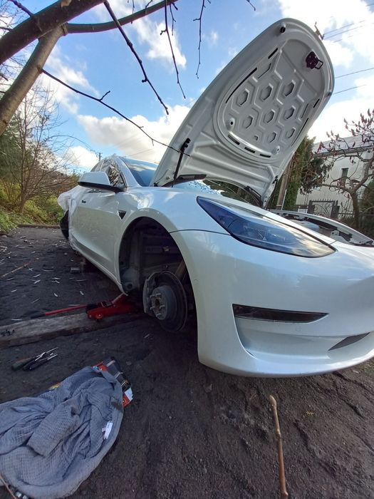 Дверка tesla model 3  дверь двері tesla m3
