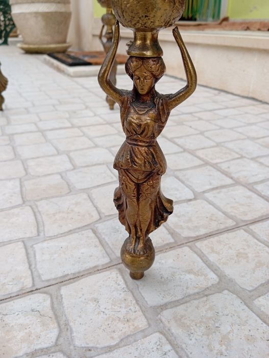 Mesa de sala em latão