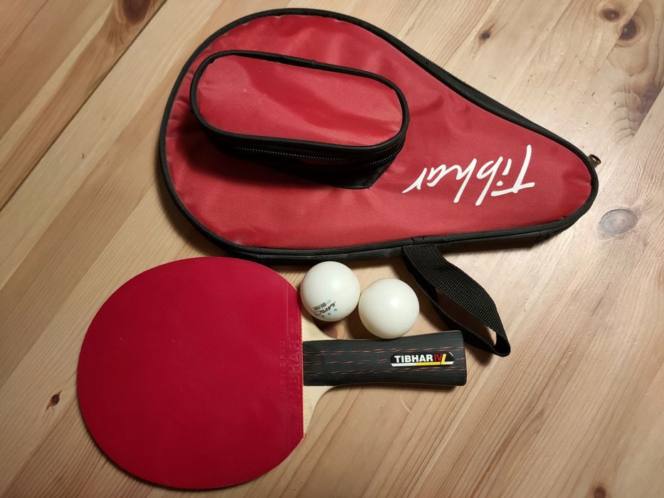 Rakietka Tibhar do ping ponga z sygnowanym pokrowcem + 2 piłeczki