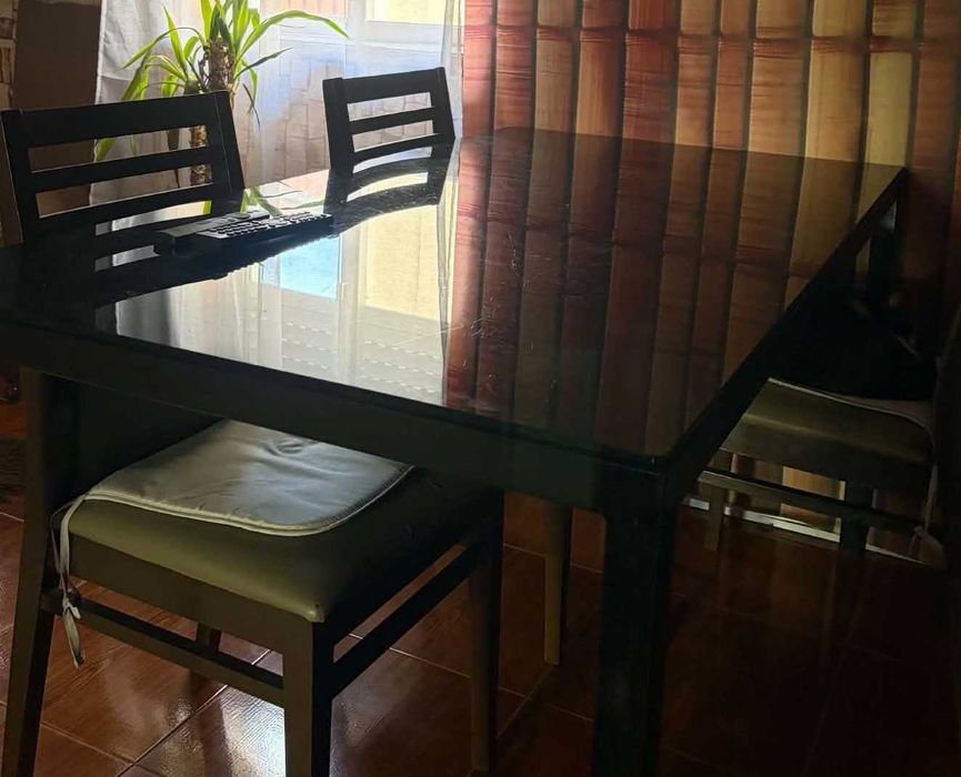 mesa de vidro, preta. Cerca de 1,5 m