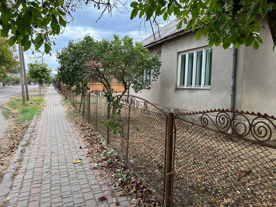 Продається будинок і земельна ділянка біля лікарні