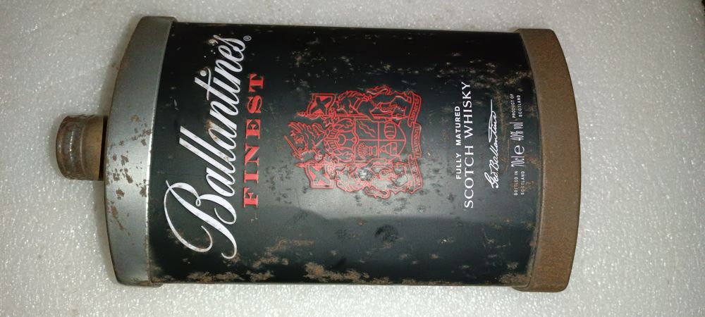 Antiga le rara lata de ballantines whisky
