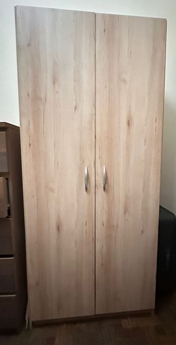 Roupeiro usado em madeira