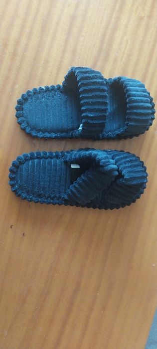 Sprzedam czarne papcie z paskami