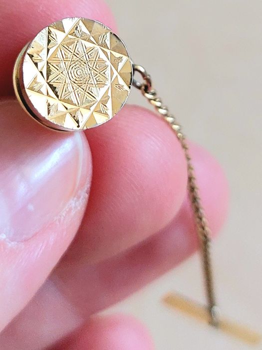 Elegancka pozłacana retro spinka do krawata