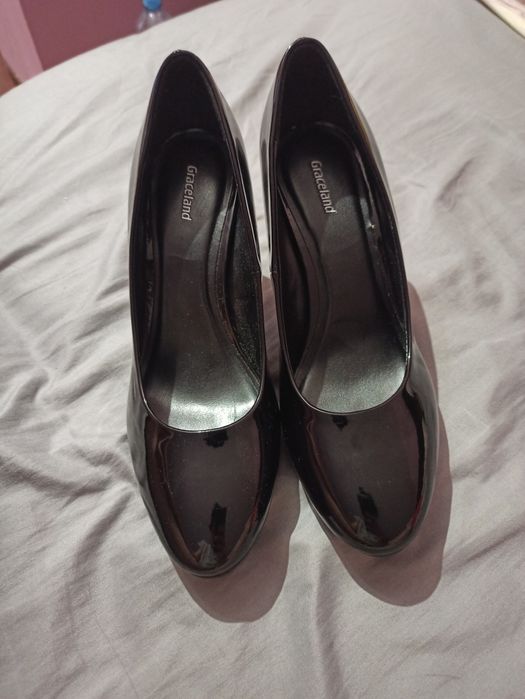 Lakierowane czółenka na obcasie 39