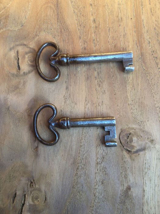 Móvel Copeiro séc XVIII Madeira maciça entalhada Anjos 2,26 mt altura