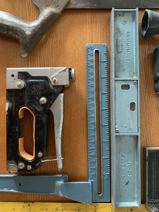 Угол строительный Молоток Стамезки Степлер Рулетка Щетка Ручка