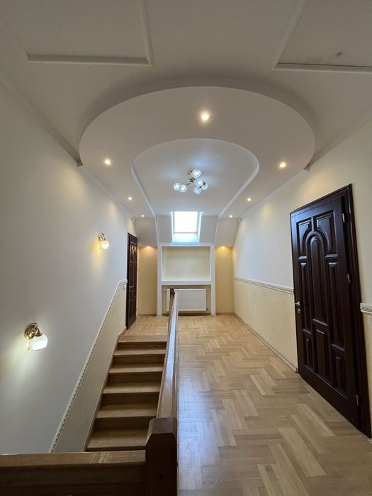 Продається будинок пл. 244 м2 в передмісті Івано-Франківська