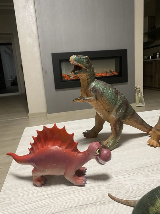 Дитячі іграшки динозаври