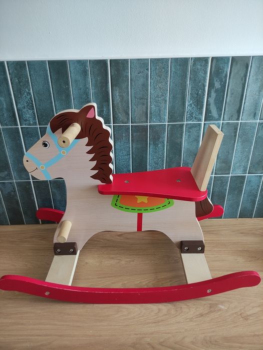 Drewniany konik na biegunach