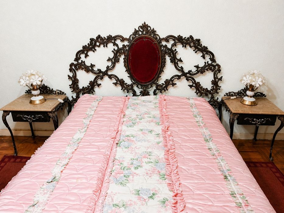 Quarto  Único – Metal, Mármore e Veludo