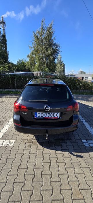Czarny Opel Astra