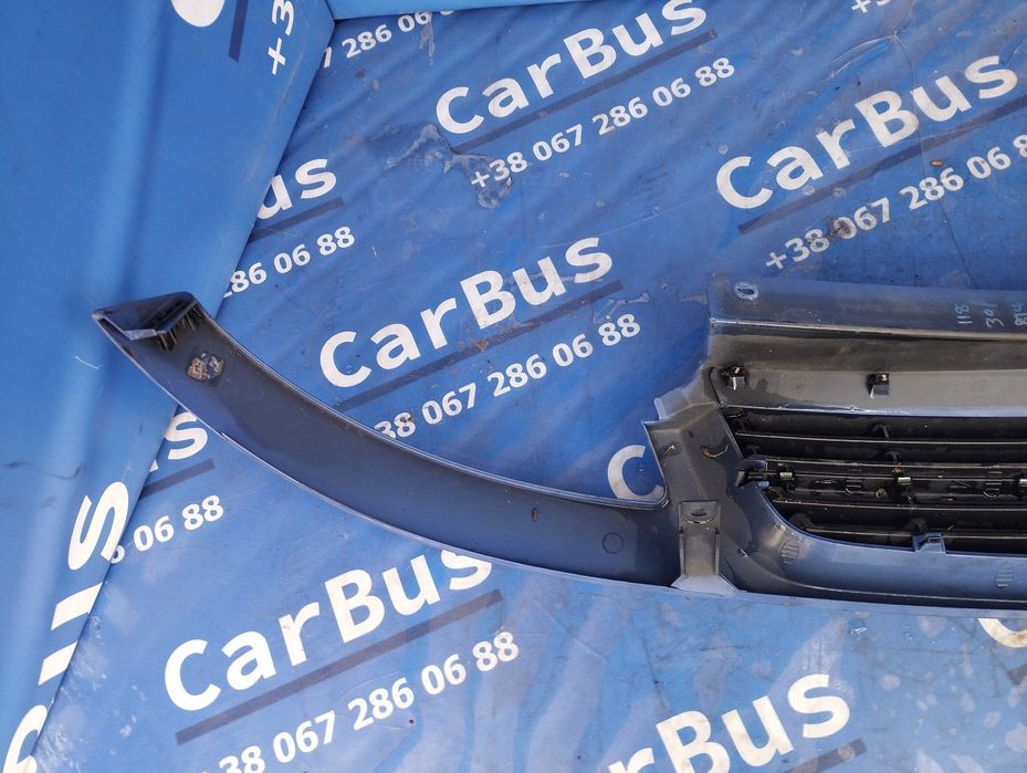 Накладка бампера переднього центральна Opel Vivaro Опель віваро