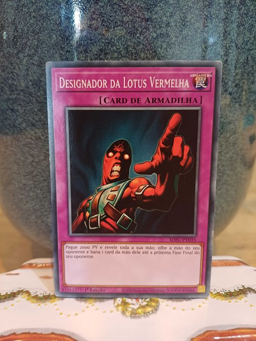 Carta Yu-Gi-Oh! -Designador da Lotus Vermelho - 1ª Edição
