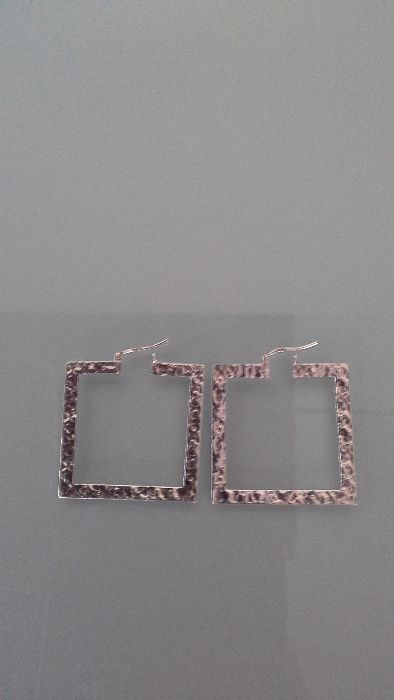 Argolas quadradas em prata facetada