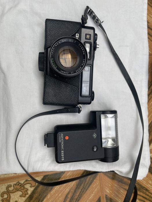Máquina fotográfica Yashica Electro 35 com flash