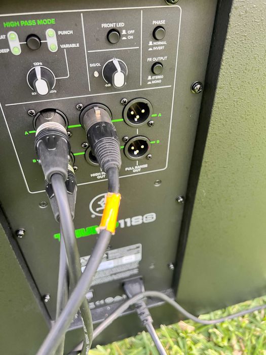 Amplificadores (Novos. Em excelente estado) + Tripés + Rolling Bags