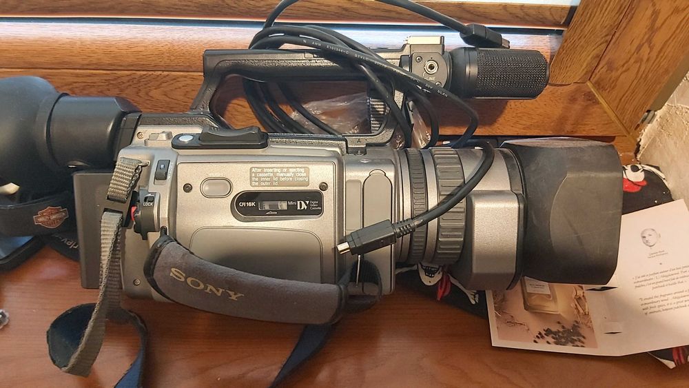 Kamera SONY handycam DCR VX2100E PAL ze stojakiem