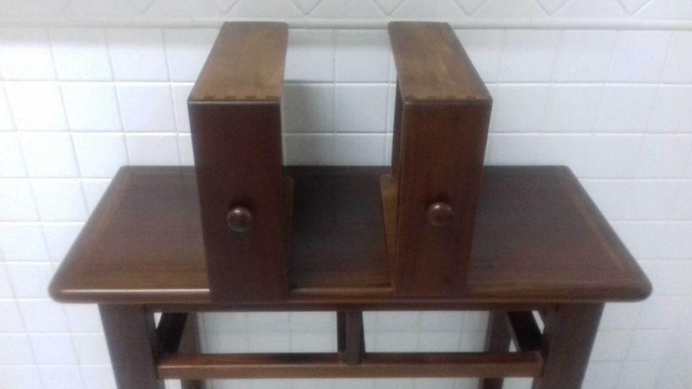 Consola em madeira