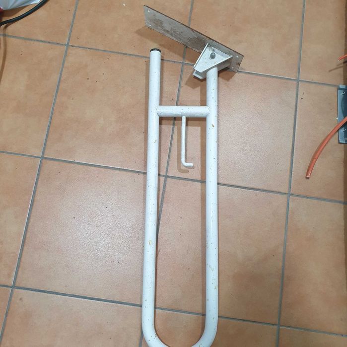 Barra de apoio removível em bom estado