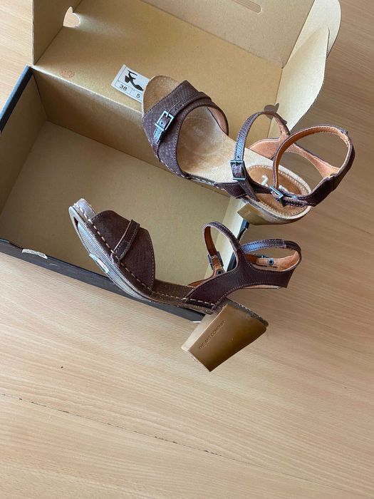 Sandálias  castanhas   ART  novas