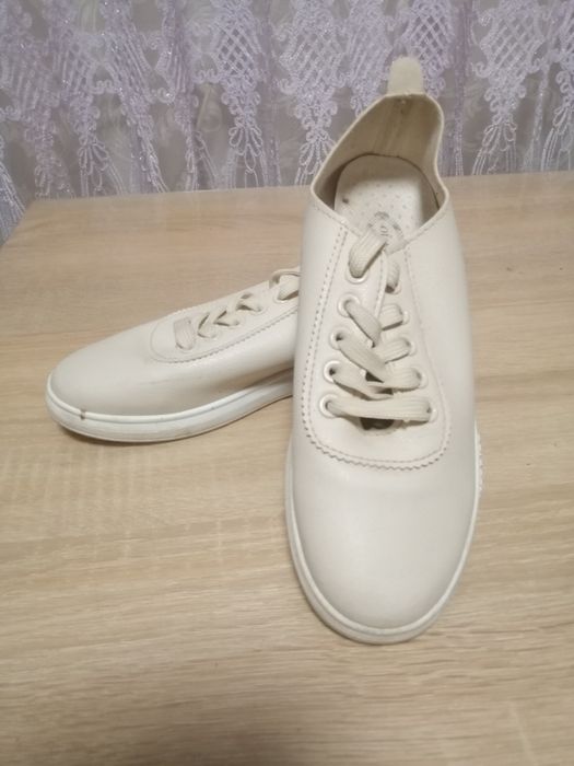 Продам детскую обувь.