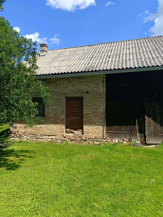 Dom ceglany z budynkiem gospodarczym i 13-arową działką