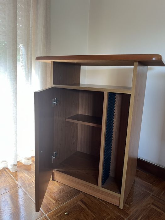 cama + móveis pequenos + cómoda com espelho + armário + mesa de apoio