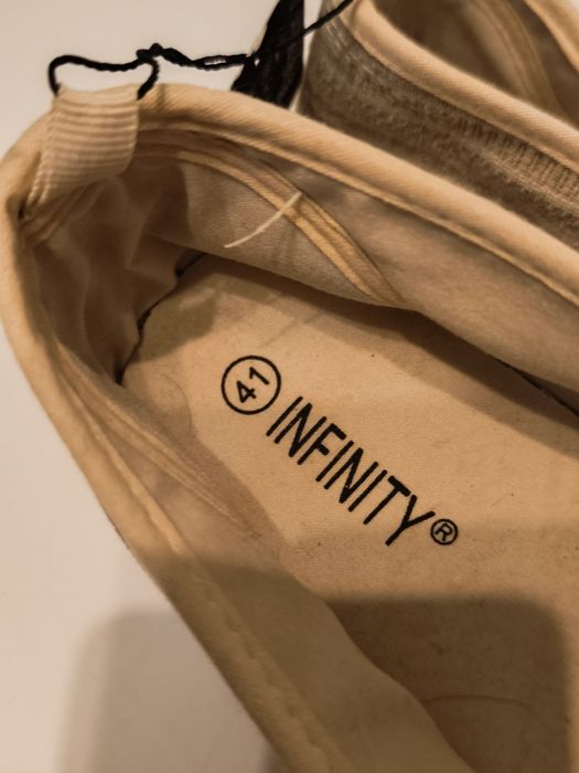 Nowe slipony Infinity 41 beżowe lekkie wsuwane z metką