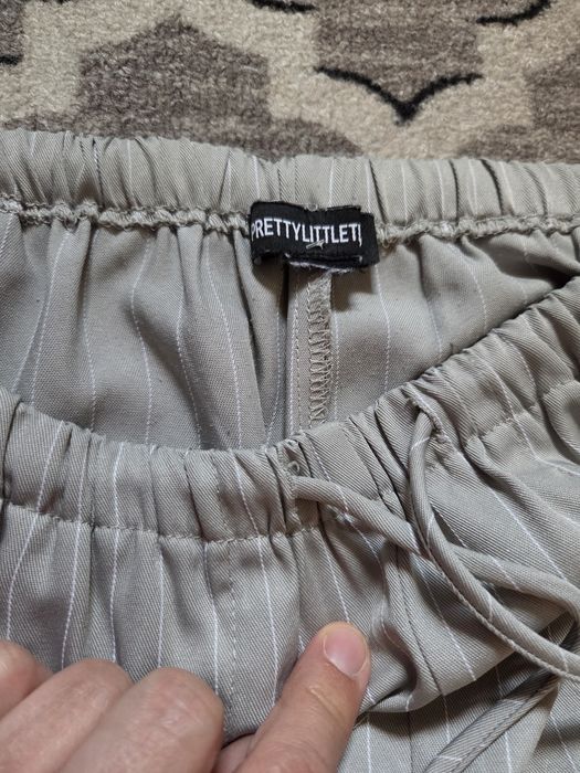 Spodnie materiałowe  letnie z szeroką  nogawką  w paski Prettylittlething  jak nowe