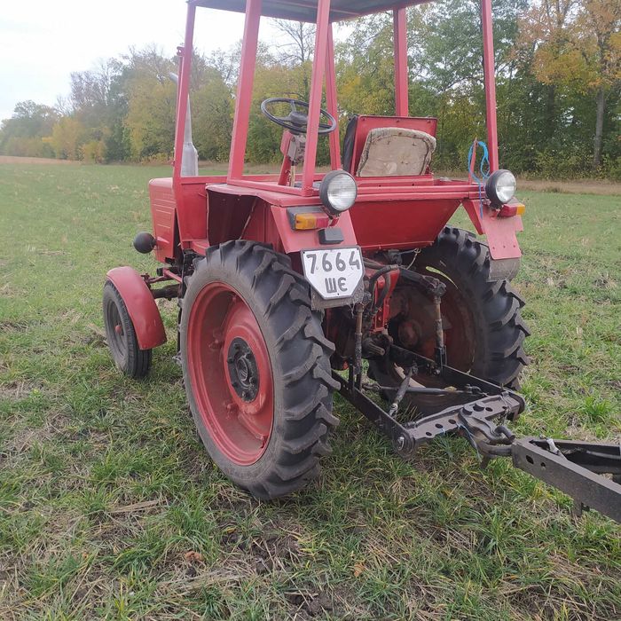 Трактор т25 з причепом та плугом.