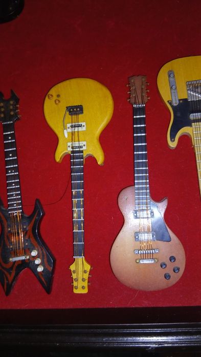 Colecao 12 guitarra baixo  minitura por 120 €