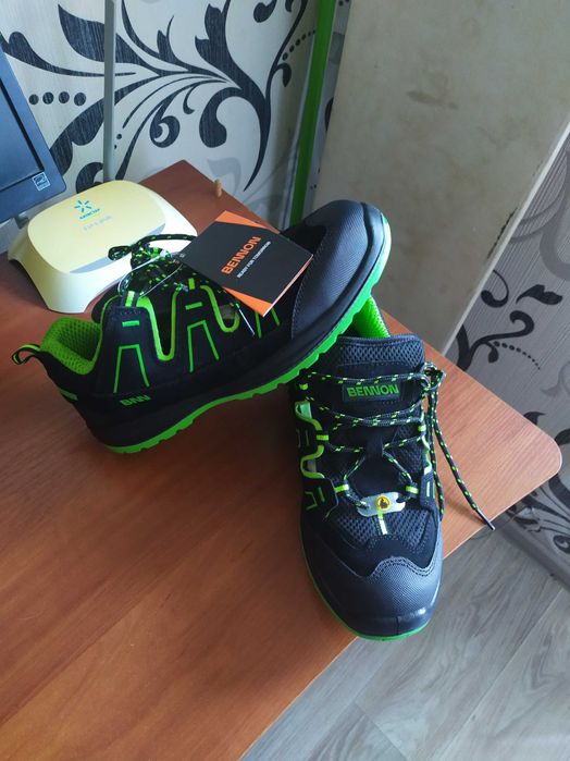 Робочі кросівки з захисним носком