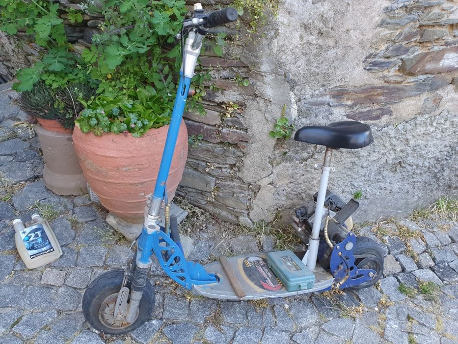 Trotineta a combustivel
