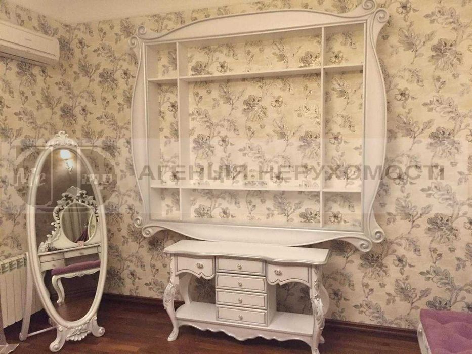 Продається триповерховий будинок.