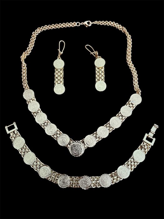 Conjunto de joias dourado com medalhas