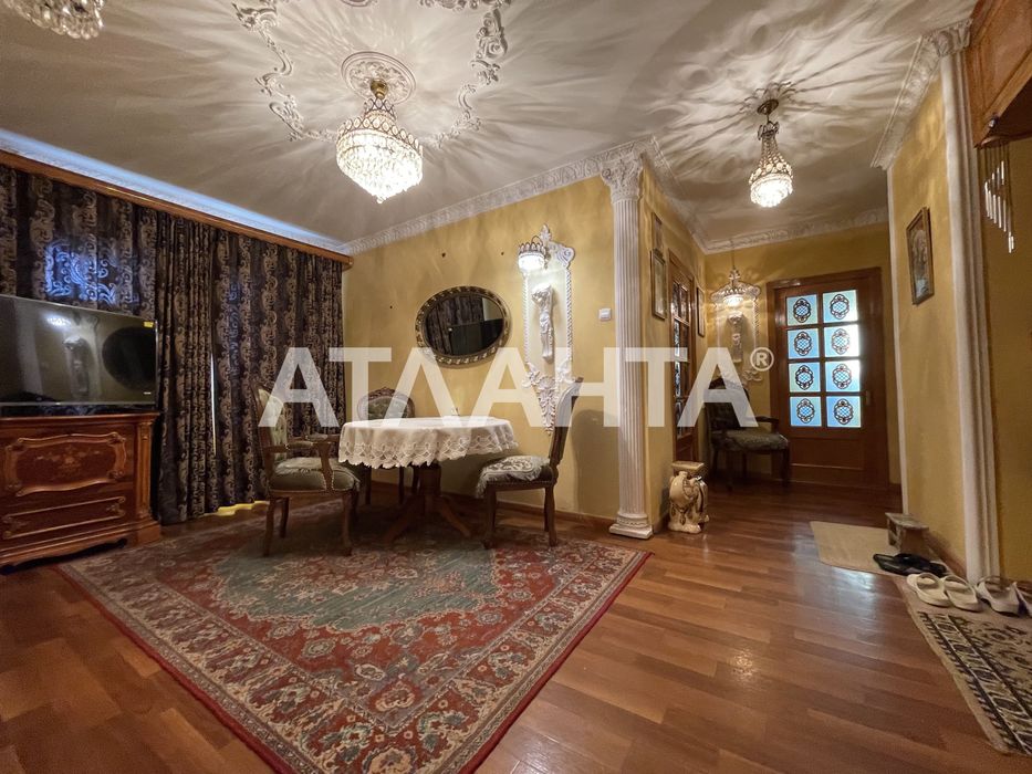 Трехкомнатная квартира с большой кухней студией