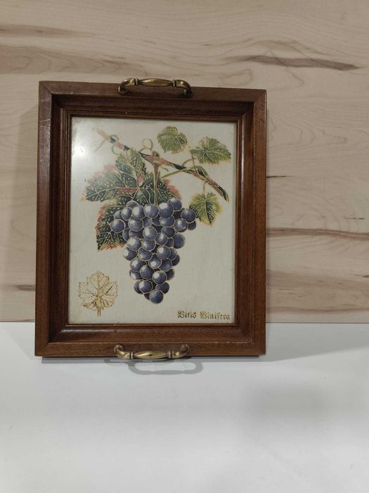 Bandeja com cacho de uvas