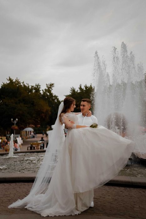 Весільна сукня з декольте