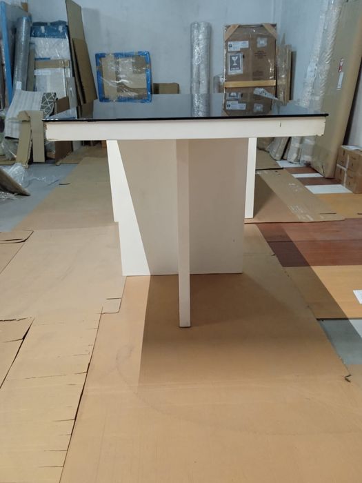 Balcão branco com tampo vidro em preto