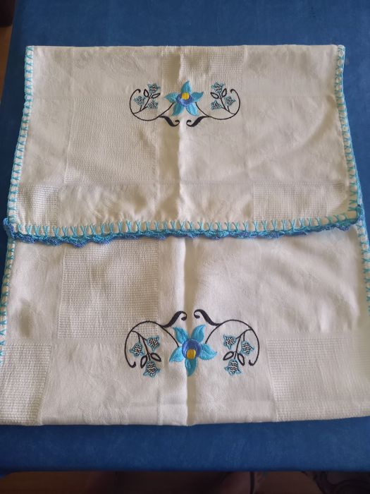 Pano rectangular com bordado