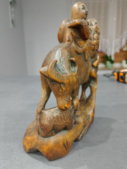 Stara,azjatycka rzeźba z twardego, ciężkiego drewna.