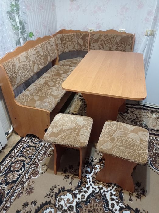 Продам кухонный уголок,стол,две табуретки