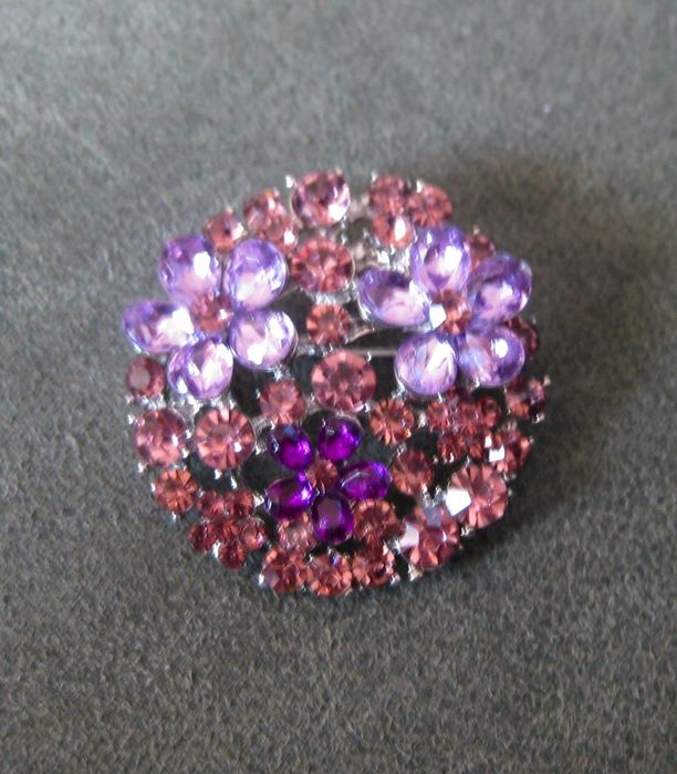 Alfinete / Pendente / Pregadeira Arranjo Flores Lilases NOVO