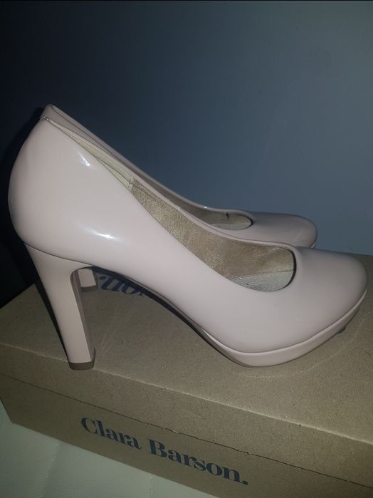 Beżowe lakierowane buty na obcasie