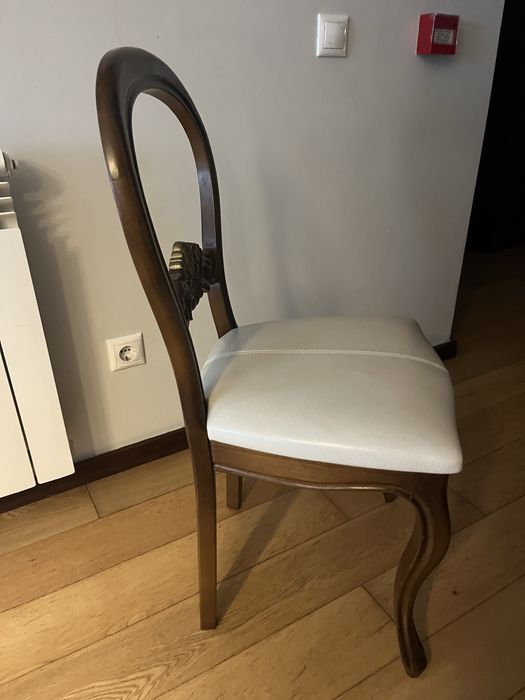 Cadeiras de jantar estofadas em couro branco e com pormenor dourado